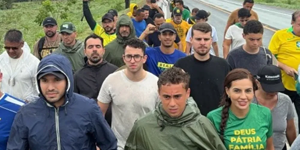 Nikolas Ferreira junto de apoiadores na “caminhada pela liberdade”
