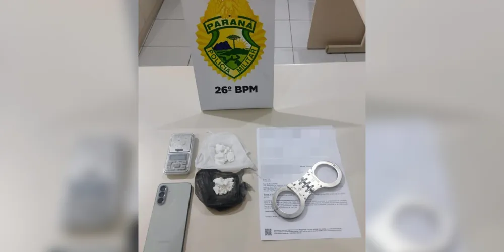 Ação resultou na apreensão de 25 gramas de substância análoga à cocaína; 1 balança de precisão e 1 aparelho celular apreendido