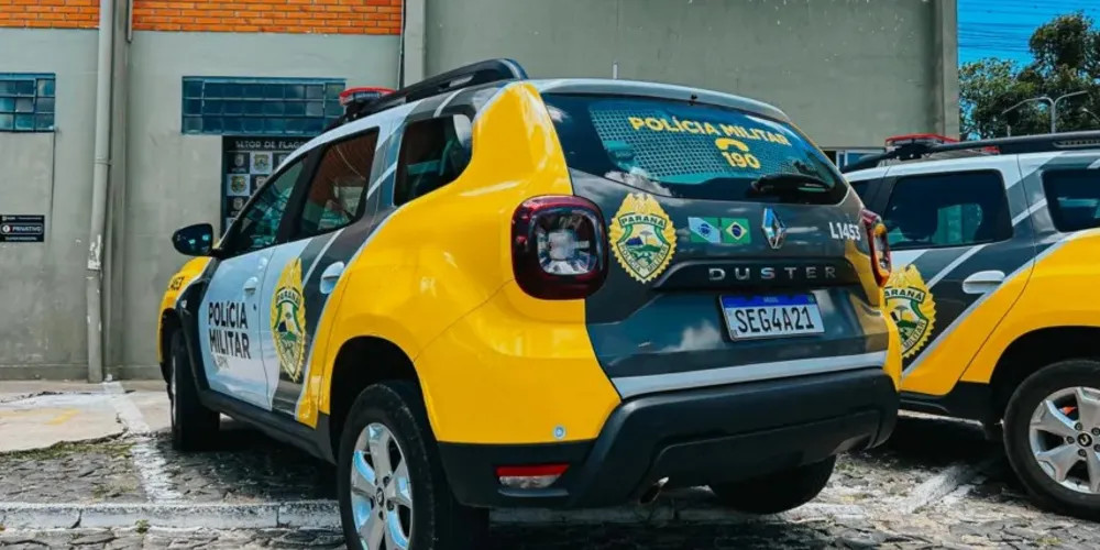 Ela desferia golpes de martelo contra um veículo, após ter atacado um homem de 45 anos