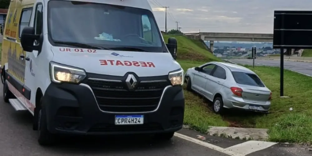 Veículo foi abandonado às margens da rodovia
