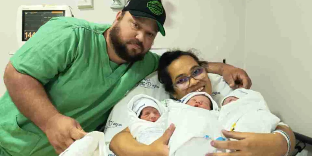 Ravi, Maya e Maitê em registro juntos com a mãe e o pai