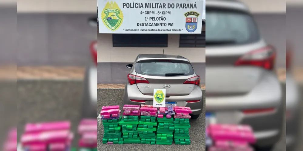O veículo e as drogas foram apreendidos após a abordagem