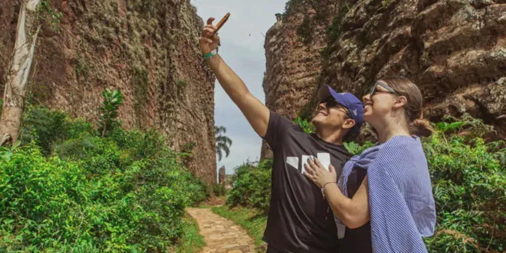 Turistas tirando uma 'selfie' na trilha do Parque Vila Velha