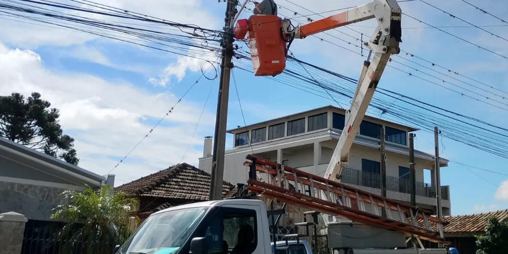A operação das equipes de iluminação pública em Ponta Grossa