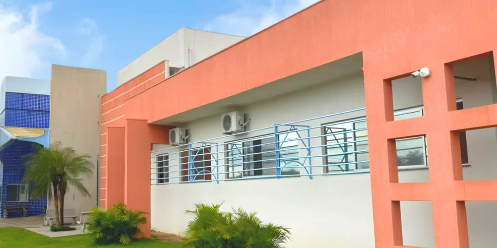 A melhoria mais recente, realizada no mês de janeiro de 2026, foi a substituição do piso da recepção da UPA