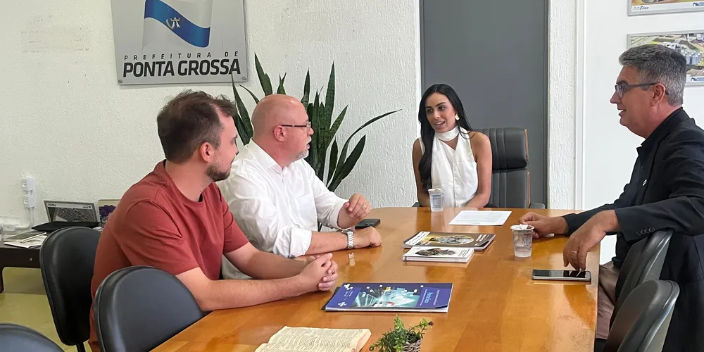 A reunião com secretários municipais e o presidente do Legislativo de Ponta Grossa para discutir o projeto
