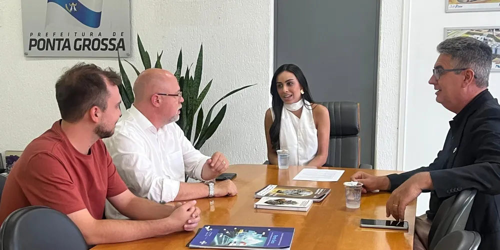 O presidente da Câmara Municipal de Ponta Grossa (CMPG), Julio Küller, junto a membros do Poder Executivo