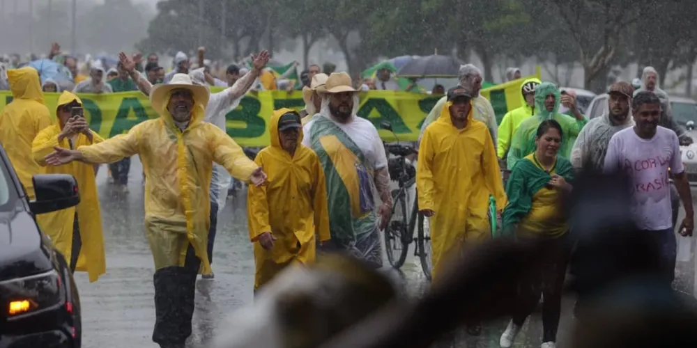 Segundo informações, 33 pessoas foram socorridas ao serem atingidas pela corrente elétrica