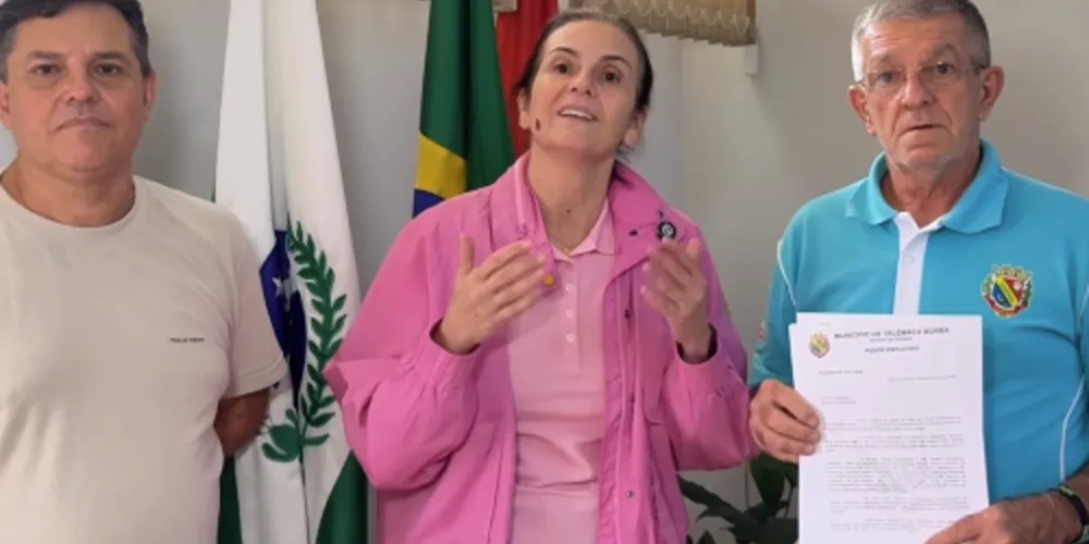 A prefeita de Telêmaco Borba, Rita Araújo (PSD), e os secretários municipais de Educação e Administração