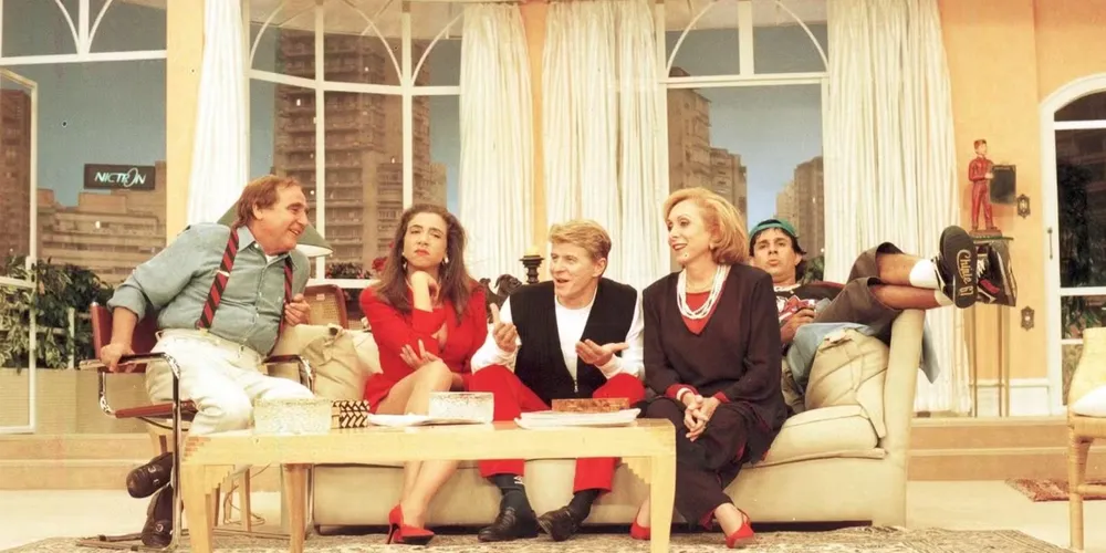 Magda (de vermelho) e Caco Antíbes, os dois ao centro, em cena do humorístico "Sai de Baixo"