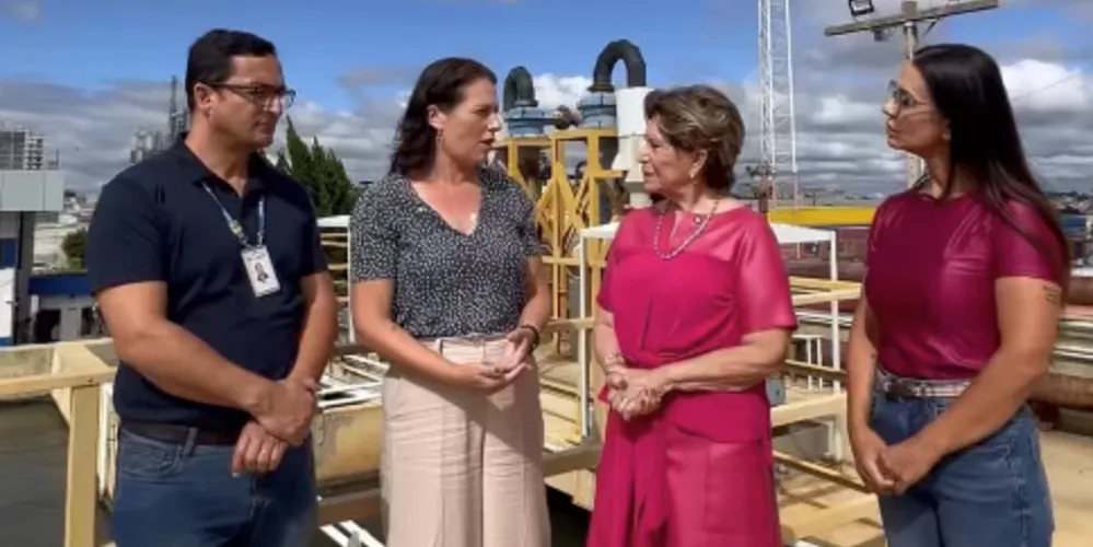 Os gestores da Sanepar com a prefeita Elizabeth Schmidt (União Brasil) e a secretária municipal Carla Kritski