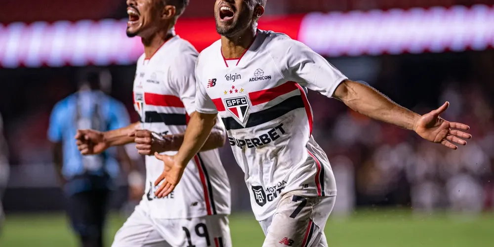 Lucas Moura celebra gol marcado contra o Grêmio