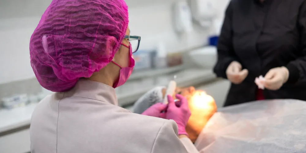 Durante os atendimentos, a Dra. Claudenice percebe que problemas emocionais podem interferir nos hábitos de higiene e nos cuidados com a boca