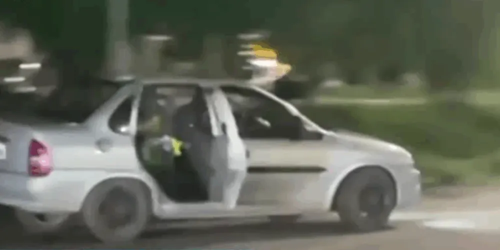 Na sequência, o condutor também bateu o carro contra um poste