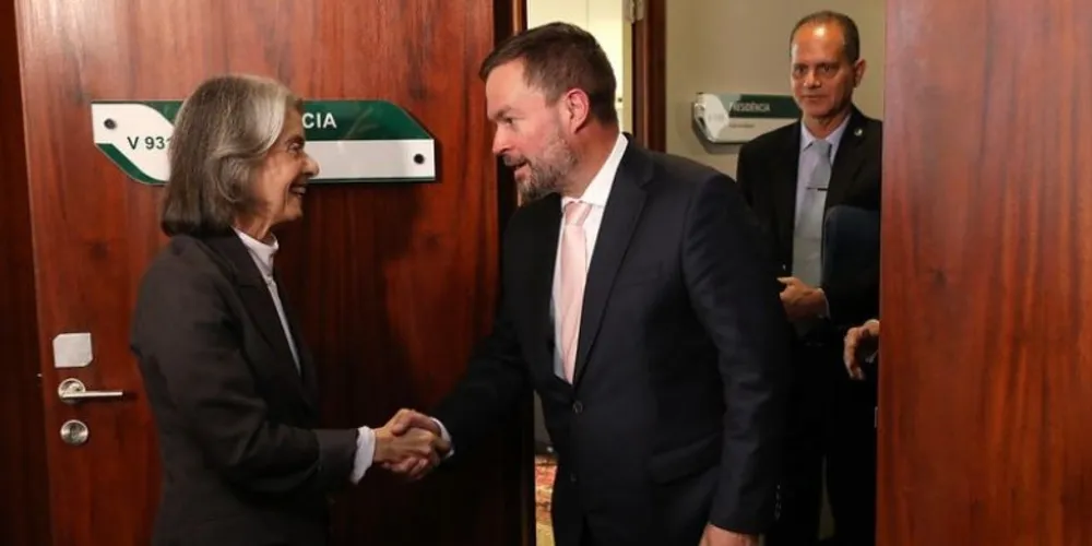 A ministra Cármen Lúcia e o presidente do Tribunal Regional Eleitoral do Paraná (TRE-PR), desembargador Luciano Souza