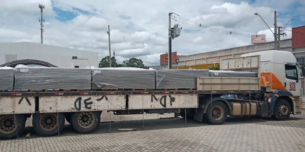 Telhas foram entregues pela Defesa Civil Estadual na manhã deste domingo (11)