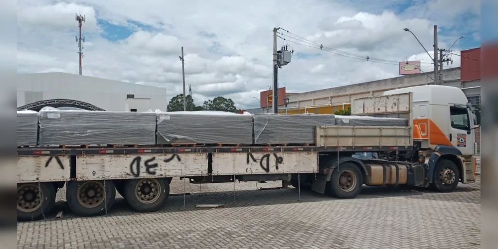 Telhas foram entregues pela Defesa Civil Estadual na manhã deste domingo (11)