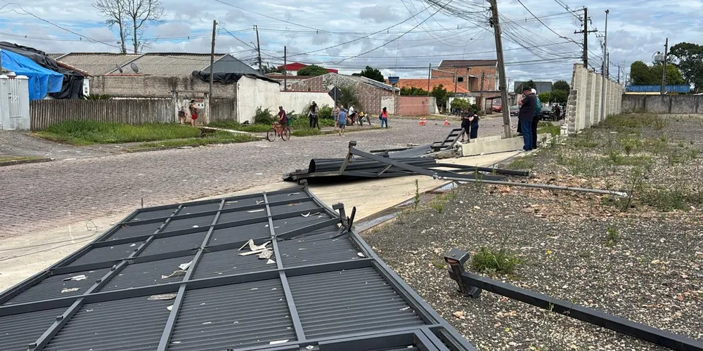 Danos causados por passagem de tornado em São José dos Pinhais