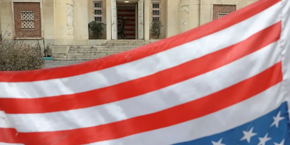 Bandeira dos EUA de cabeça para baixo tremula na antiga Embaixada dos Estados Unidos em Teerã, Irã