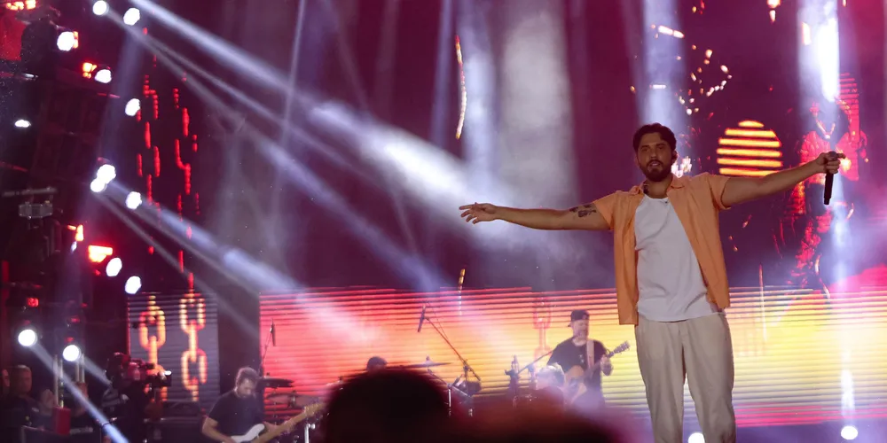 Cantor Gustavo Mioto em apresentação no Verão Maior