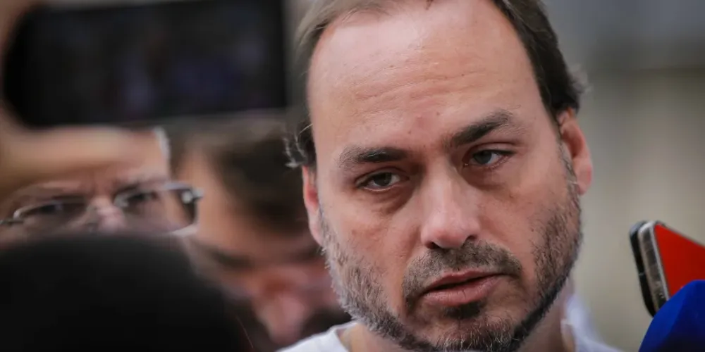 Carlos detalhou momentos ao lado do pai na visita, disse que eles comemoram “algumas cascas de pão”