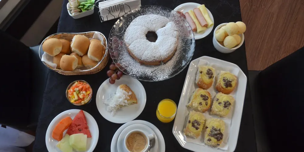 O Vila Velha oferece uma seleção completa de pães, frutas frescas, bolos caseiros e opções de pratos quentes