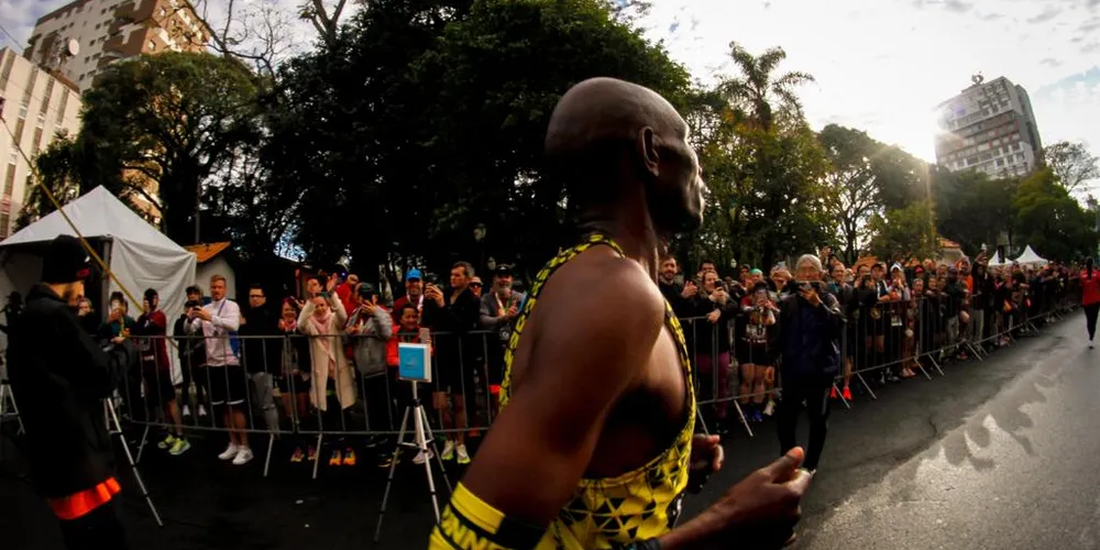 O queniano Justin Mose é campeão dos 42 km
