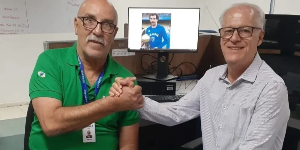 Roberto Costa (esq) e o jornalista Josias Lacour (dir), autor da biografia do ex-goleiro