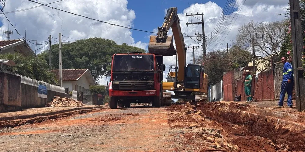 A obra de pavimentação da rua Ana Beje, em Tibagi, teve início na quinta-feira (08)