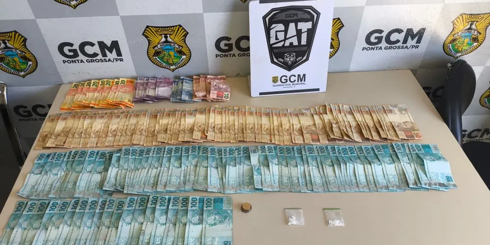 No interior do veículo foi encontrada grande quantidade de dinheiro em espécie