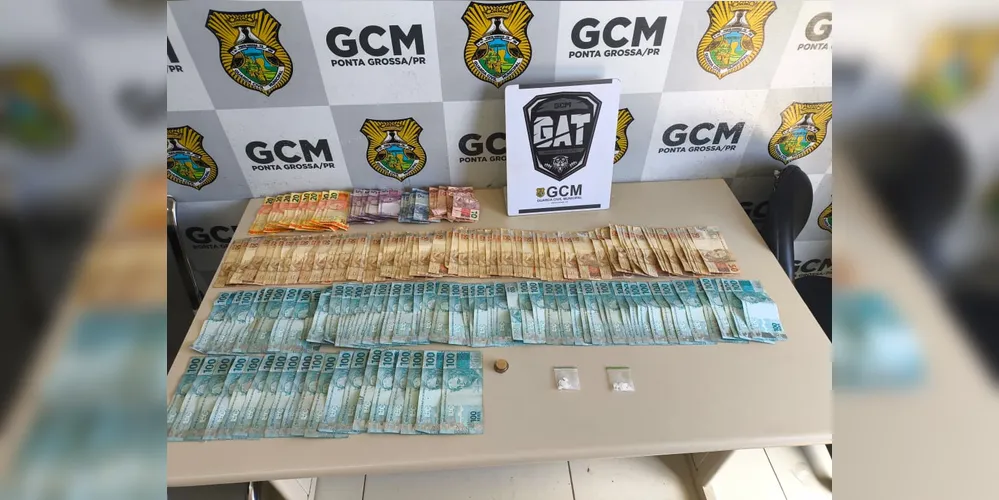 No interior do veículo foi encontrada grande quantidade de dinheiro em espécie