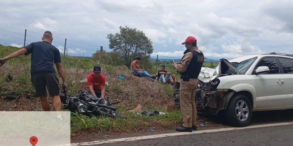 A moto e o carro trafegavam em sentidos opostos quando houve a colisão frontal