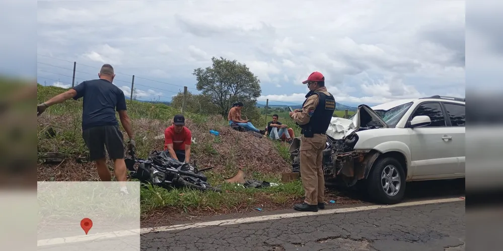 A moto e o carro trafegavam em sentidos opostos quando houve a colisão frontal
