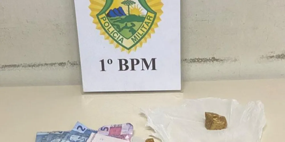 Foram apreendidas porções de 25,5g e 2,6 com os suspeitos