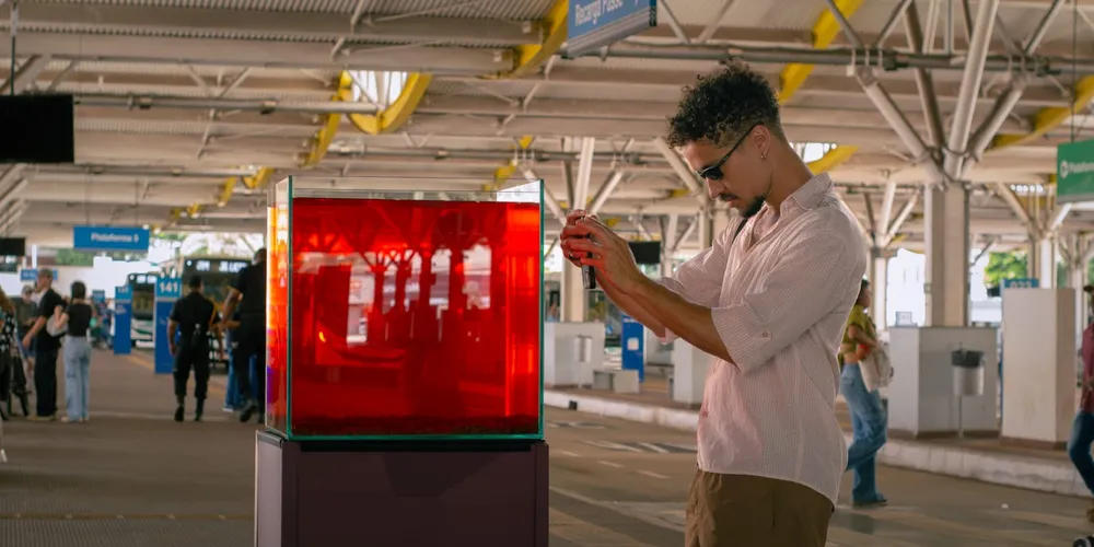 A obra dialoga com a trajetória pessoal do artista, atravessada pelo aquarismo e pela busca do amor romântico em meio às crises de ansiedade