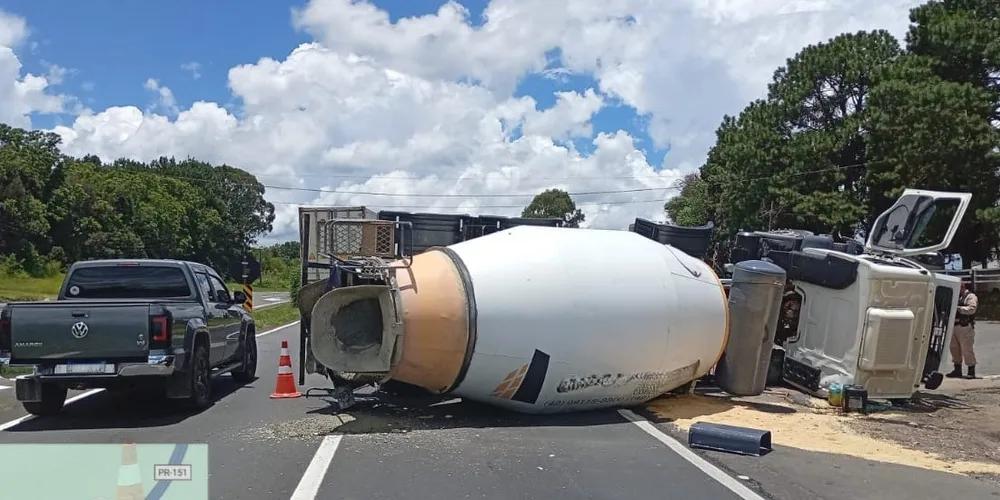 Veículo envolvido é um caminhão Volvo VM 260 6x4 R, com placas de Pomerode (SC)
