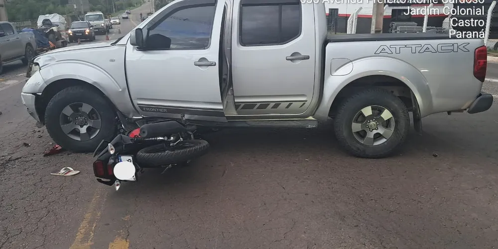 O condutor da motocicleta, um jovem de 18 anos, e o passageiro, de 16 anos, sofreram ferimentos graves