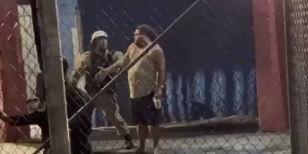 As imagens mostram Perdigão sendo agredido enquanto tentava conversar com os policiais