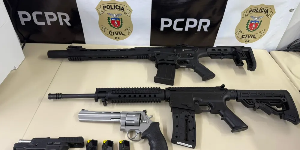 Policiais apreenderam um fuzil calibre 5.56, uma espingarda calibre 12, uma pistola 9 milímetros, e um revólver calibre .38.