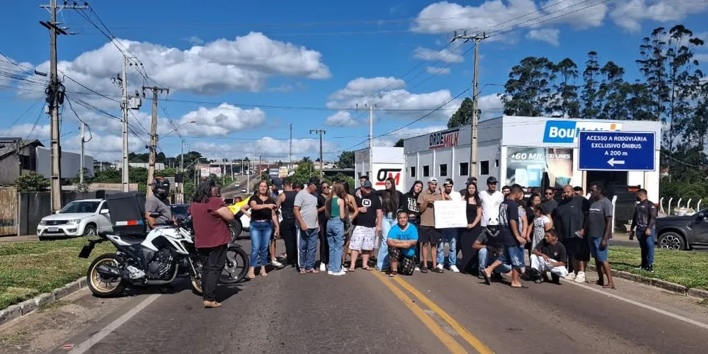 Durante a manifestação, houve bloqueio total da via no ponto onde os populares se concentravam