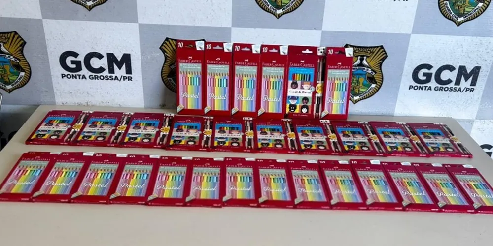11 caixas de lápis de cor da marca Faber-Castell com 15 unidades cada e 19 caixas da mesma marca com 10 unidades cada foram encontrados com o suspeito