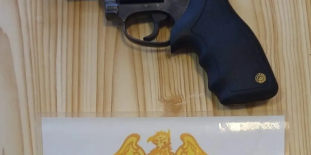 O revólver apreendido foi encontrado em uma residência próxima ao local da abordagem