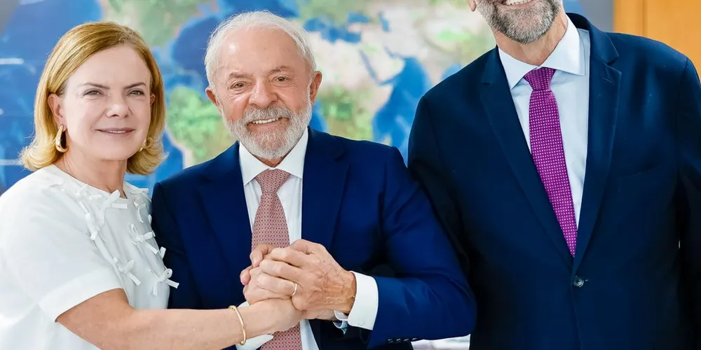 Gleisi Hoffmann confirmou a candidatura ao lado do presidente Lula e do diretor-geral da Itaipu, Ênio Verri