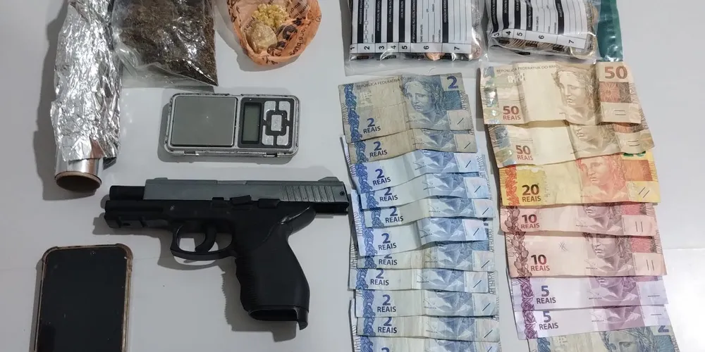 Além das drogas, a polícia apreendeu um simulacro de pistola, R$ 296,80 em dinheiro e dois aparelhos celulares