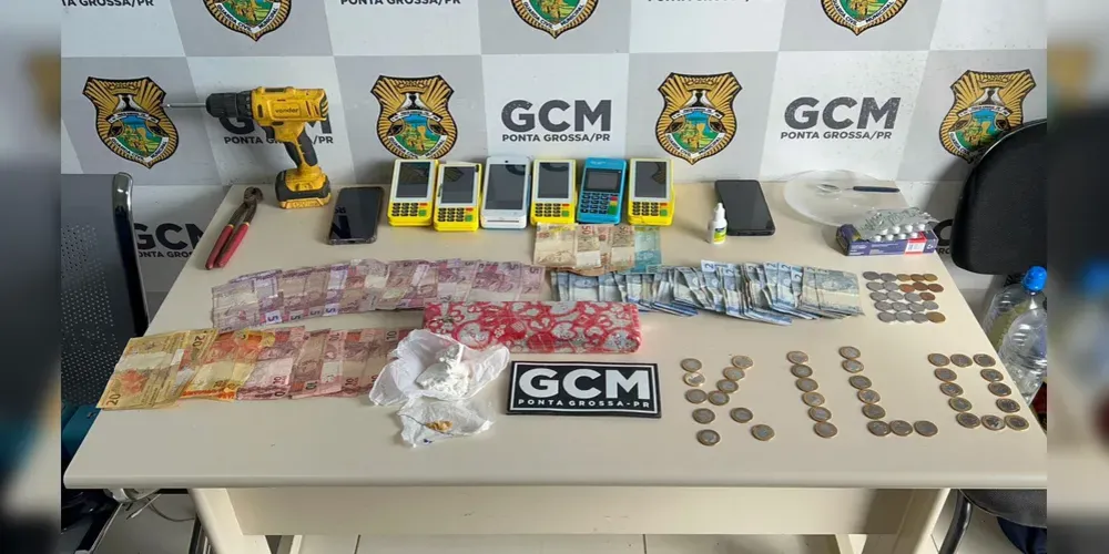 A ação contou com o apoio fundamental do cão Bolt, responsável por localizar a maioria dos entorpecentes