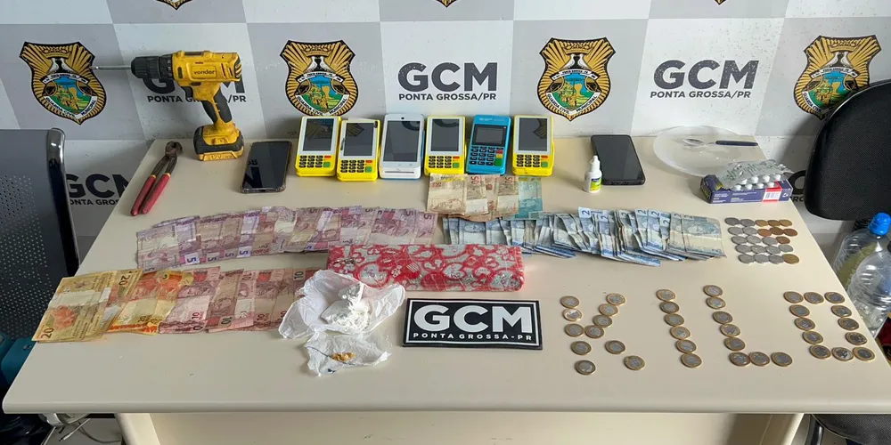 A ação contou com o apoio fundamental do cão Bolt, responsável por localizar a maior parte dos entorpecentes