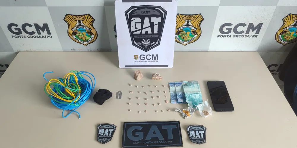 Na residência, foram localizados resquícios de substância análoga à cocaína sobre um pedaço de vidro