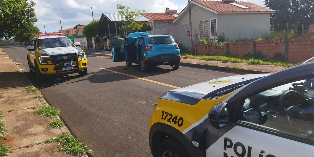 O veículo foi interceptado na Rua Horonina Almeida Nadal, momento em que os ocupantes abandonaram o carro e tentaram escapar