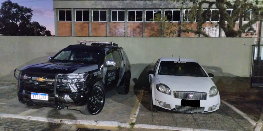 Carro foi levado à delegacia junto dos suspeitos de realizar o sequestro e agredir a vítima