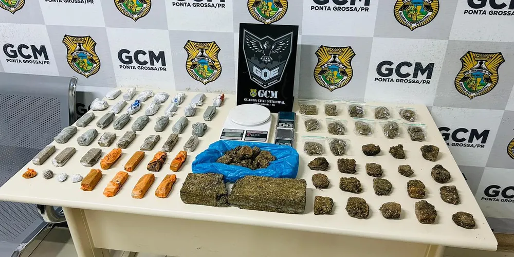 Na verificação do material abandonado, foi constatada a presença de substância análoga à maconha